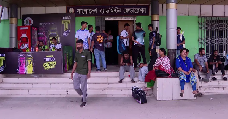 বিদ্যুৎ বিভ্রাটের সময় ফেডরেশনের বাহিরে অপেক্ষা করছে শাটলাররা
